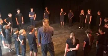 Crianças do Anim’art participam na peça teatral “O Rouxinol e o Imperador da China” em França